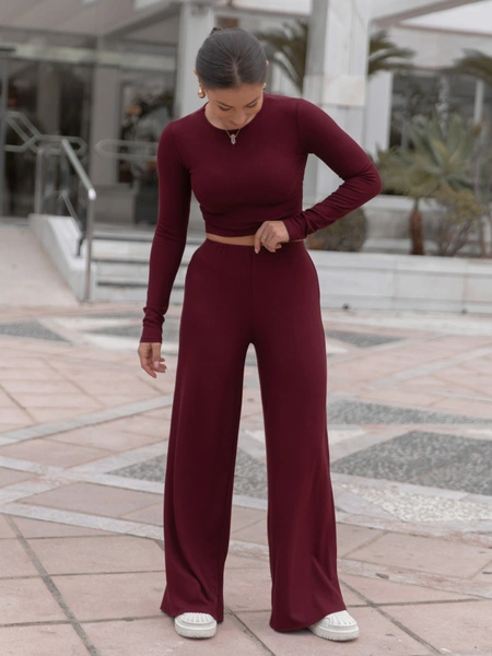 Codzienny KOMPLET krótka bluzka bez dekoltu i dopasowane spodnie z szerokimi nogawkami z prążkowanej dzianiny wiscoza i bawełna bordowy X552