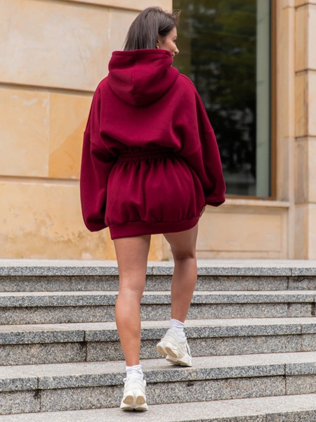 Dresowa bawełniana oversizowa SUKIENKA BLUZA kangurka z kapturem z gumką w pasie bordowa X314 k01