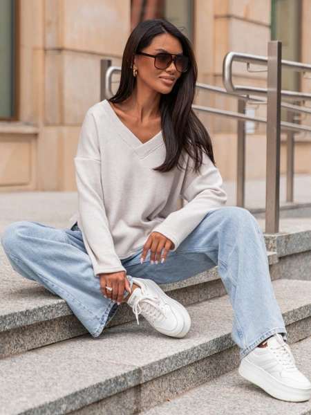 Luźny codzienny SWETER o klasycznym splocie z dekoltem w serek beżowy X301