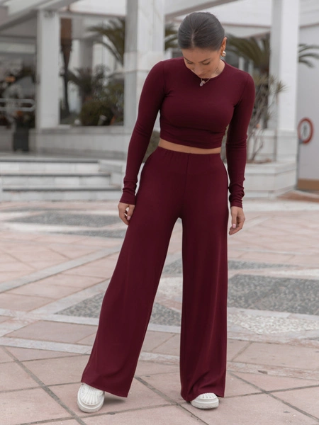 Codzienny KOMPLET krótka bluzka bez dekoltu i dopasowane spodnie z szerokimi nogawkami z prążkowanej dzianiny wiscoza i bawełna bordowy X552