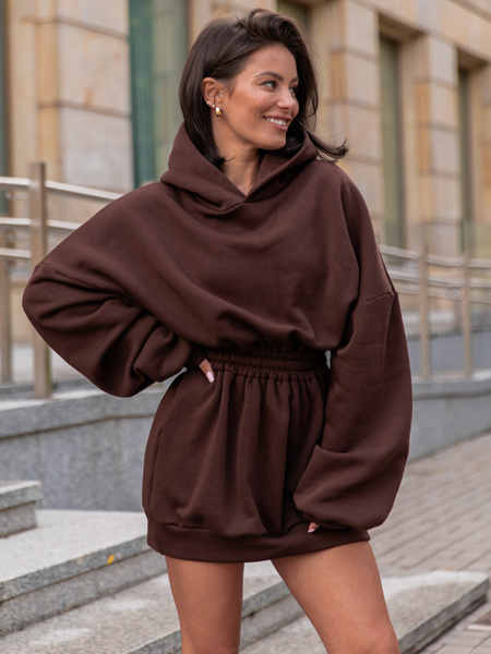 Dresowa bawełniana oversizowa SUKIENKA BLUZA kangurka z kapturem z gumką w pasie brązowa X314 k01