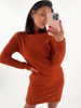Swetrowa sukienka mini z półgolfem z boucli miedziana k256 k01