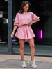 KOMPLET bluzka z krótkim rękawem z gumkami w mankietach i asymetryczne szorty różowy E281 k01