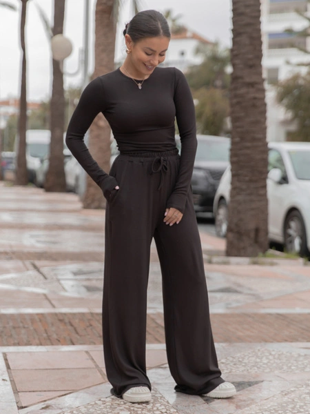 Codzienny KOMPLET bluzka bez dekoltu i luźne spodnie z gumką w pasie z prążkowanej dzianiny wiscoza i bawełna czekoladowy X559