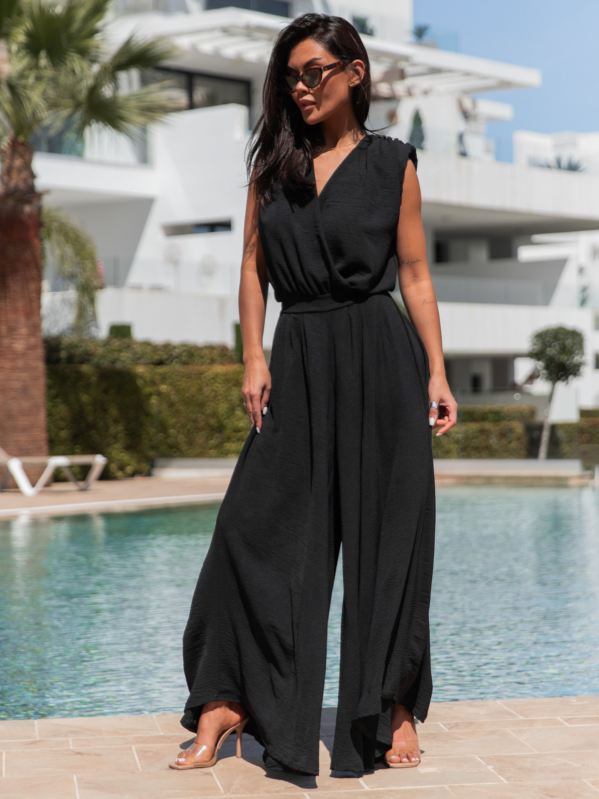 Zwiewny KOMBINEZON z długimi spodniami z kreszowanej tkaniny czarny X113 k01