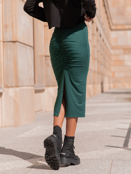 Obcisła midi SPÓDNICA z efektem push up z gładkiej dzianiny zielona X310 k01