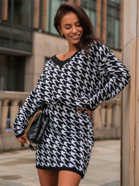 SWETER dekolt V pepitka K282