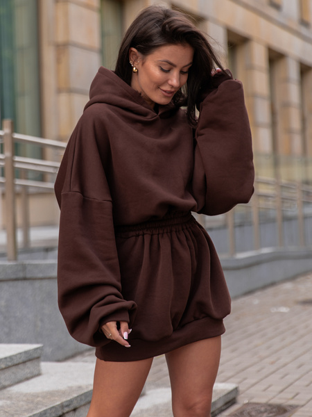 Dresowa bawełniana oversizowa SUKIENKA BLUZA kangurka z kapturem z gumką w pasie brązowa X314 k01