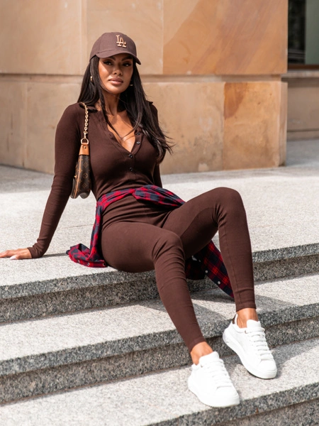 Obcisły bawełniany KOMBINEZON z dzianiny prążkowanej zapinany na guziki z kołnierzykiem czekoladowy X316