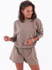 Dresowy kombinezon dekolt v krótkie spodenki cappuccino b95 kk01