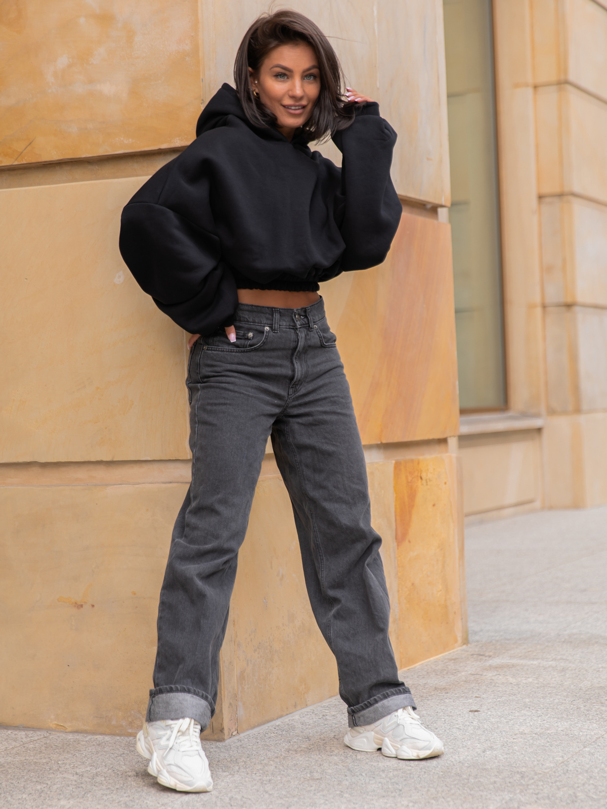 Dresowa bawełniana BLUZA kangurka z kapturem o krótszym kroju bluzowana czarna X304