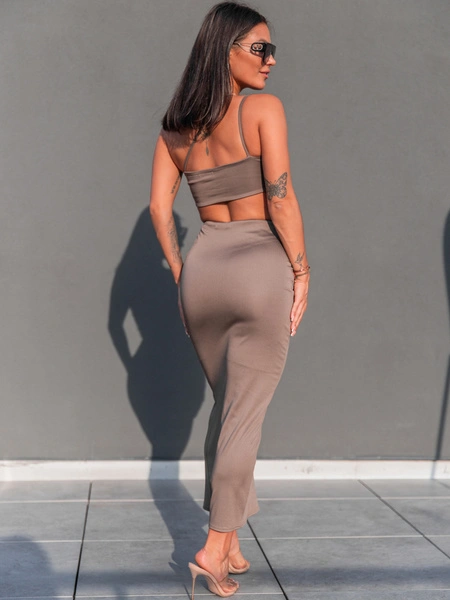 Elegancki KOMPLET dopasowany krótki asymetryczny top na ramkach ze złotymi koralikami i maxi spódnica z rozporkiem coffee E326 k01