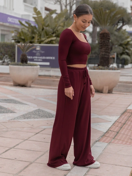 Codzienny KOMPLET krótka bluzka z kwadratowym dekoltem i luźne spodnie z gumką w pasie z prążkowanej dzianiny wiscoza i bawełna bordowy X558
