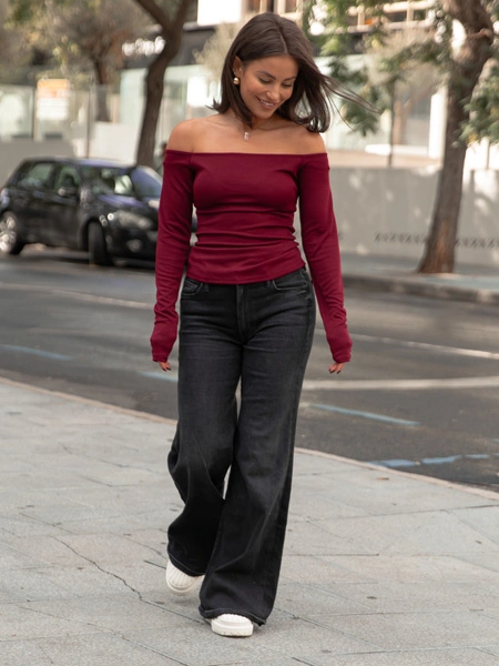 Dopasowana BLUZKA opuszczana na ramiona bordowy X457 k01