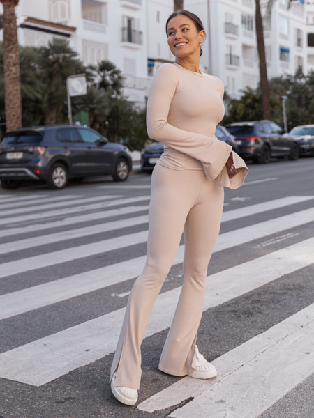 Codzienny KOMPLET bluzka i dopasowane spodnie z szerokimi nogawkami z prążkowanej dzianiny wiscoza i bawełna beżowy X502