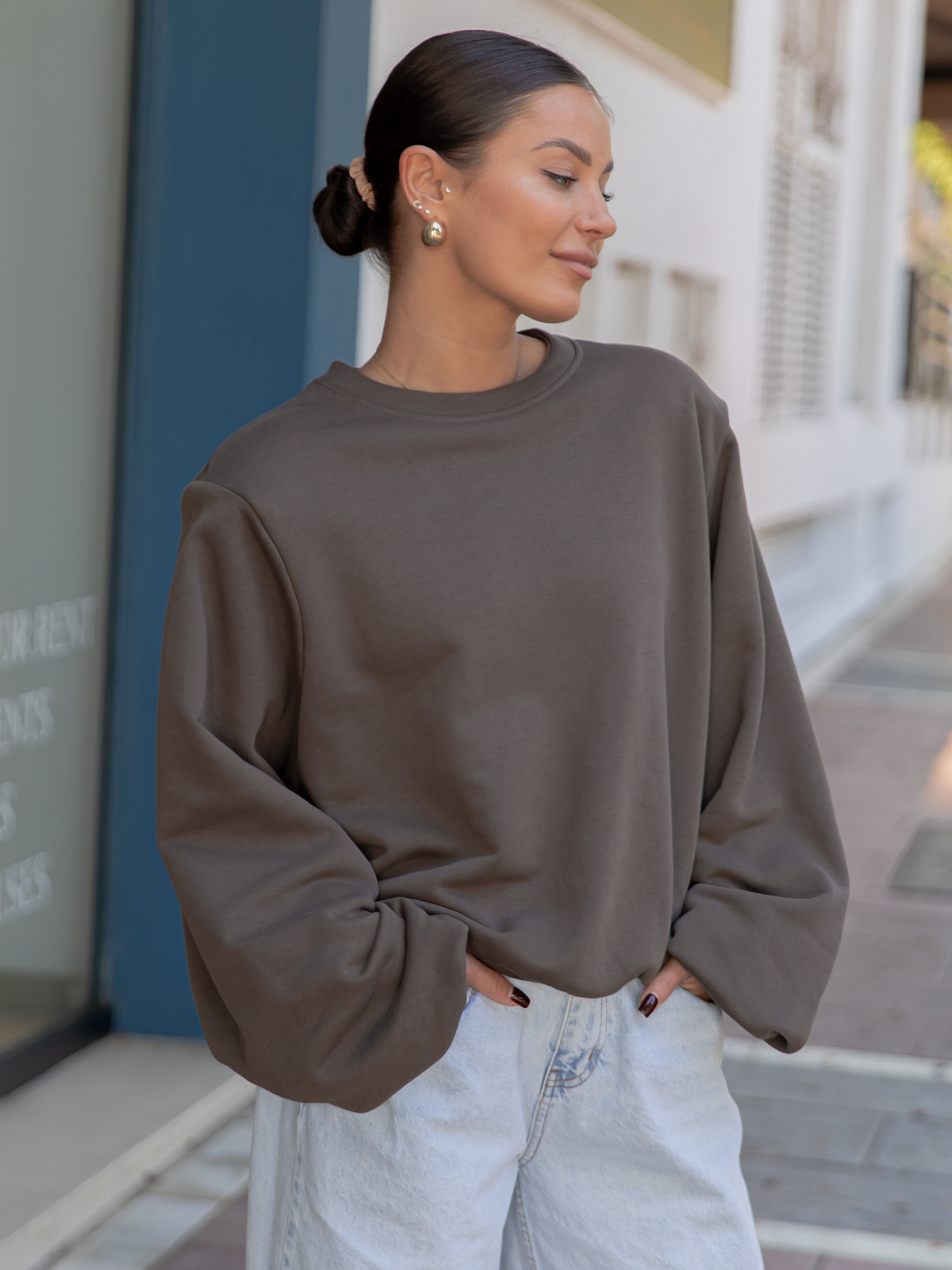 Oversizowa bawełniana BLUZA z drapanego dresu z poduszkami na ramionach dark mokka X469