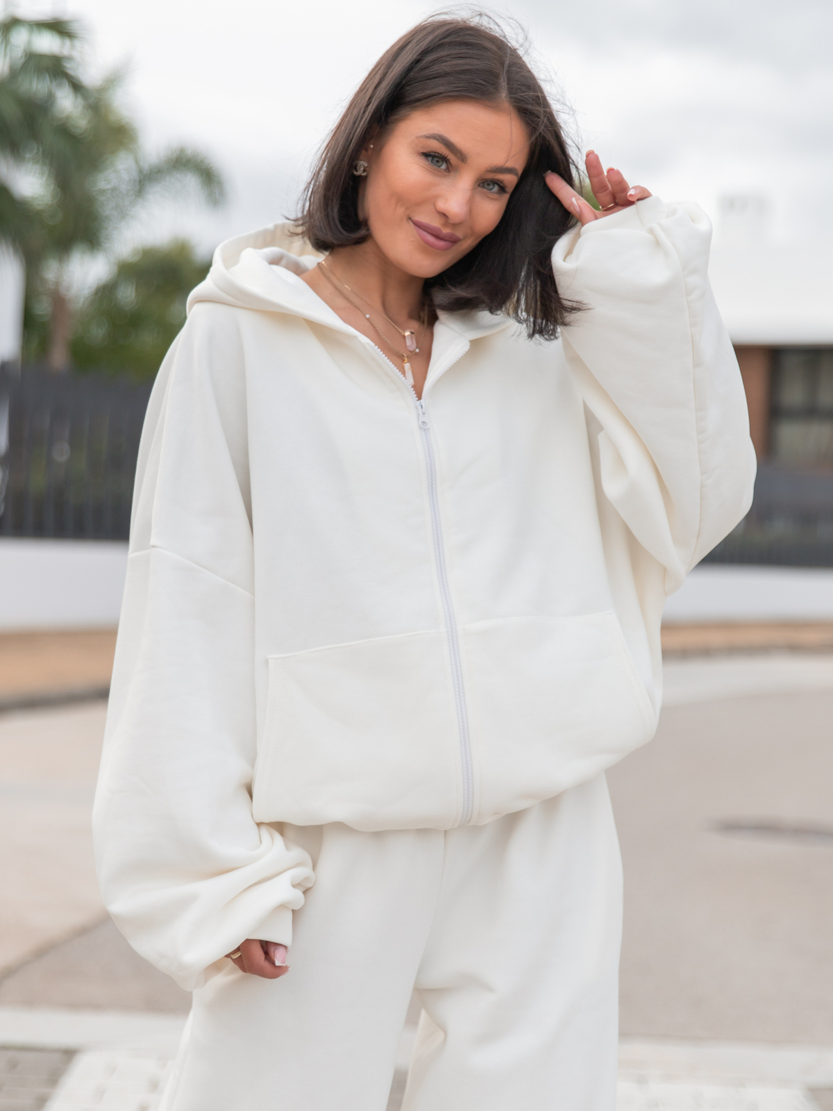 Oversizowa BLUZA z kapturem zapinana na zamek bluzowana kangurka z bawełnianej dresówki ecru X1 k01