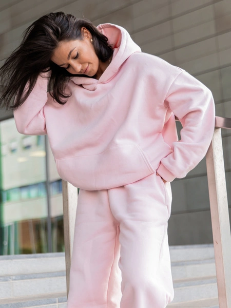 Dresowa bawełniana BLUZA z kapturem kangurka o klasycznym kroju baby pink X350