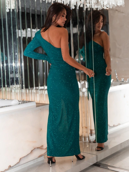 Dopasowana maxi SUKIENKA z jednym rękawem z dzianiny pokrytej brokatem zielona E605 k01