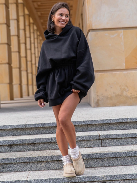 Dresowa bawełniana oversizowa SUKIENKA BLUZA kangurka z kapturem z gumką w pasie czarna X314 k01