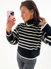 Luźny sweter z golfem w cienkie paski czarny 5747