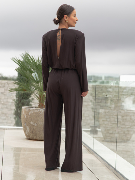 Komfortowy luźny KOMBINEZON z wiscozy z poduszkami na ramionach czekoladowy X472