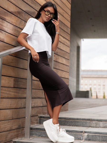 SPÓDNICA o długości midi dopasowana z rozporkiem z gładkiej dzianiny czekoladowa E418