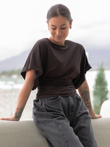 Wiskozowa BLUZKA kimono z marszczeniem po bokach z krótkim rękawem czekoladowa X501