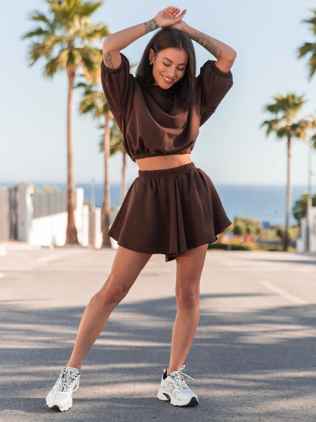 Dresowy bawełniany KOMPLET bluza z krótszym rękawem bluzowana i spodenki asymetryczne czekoladowy X121 k01