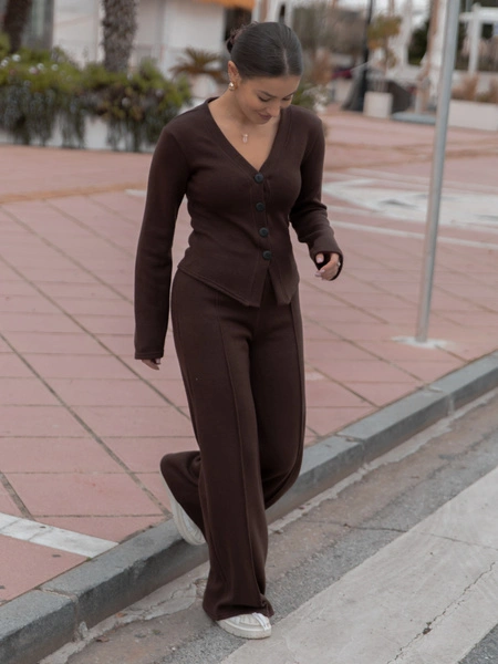 KOMPLET z dzianiny swetrowej dopasowana bluzka na guziki i szerokie spodnie brązowy X553