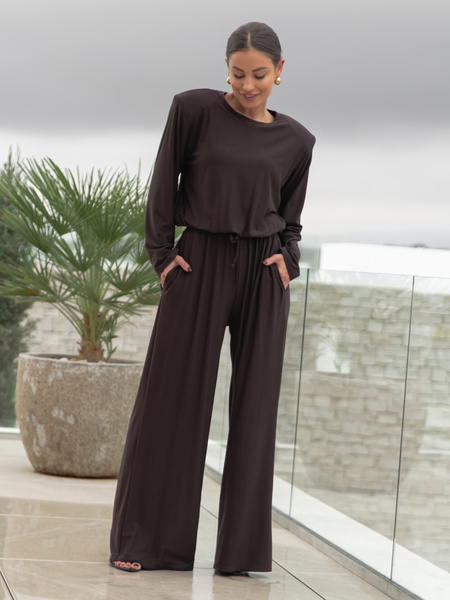 Komfortowy luźny KOMBINEZON z wiscozy z poduszkami na ramionach czekoladowy X472