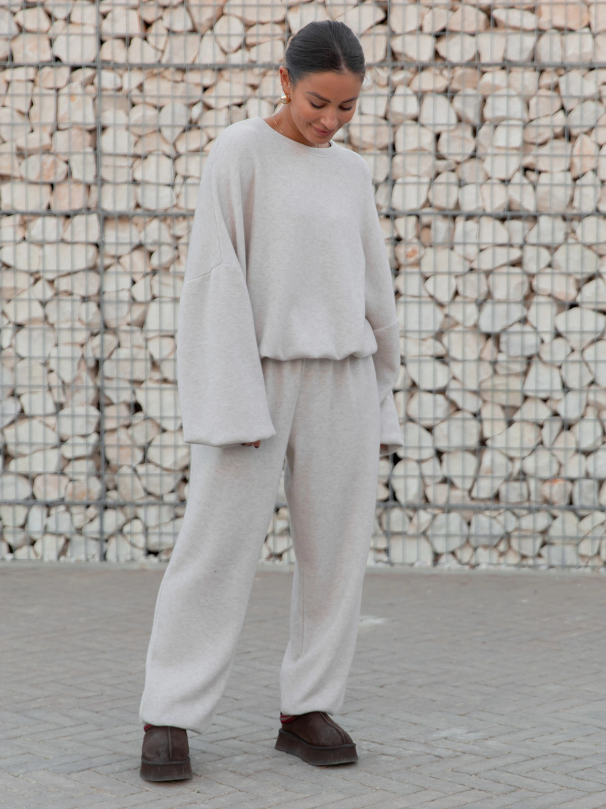 Codzienny KOMPLET dres ze swetrowej dzianiny oversizowa bluza i luźne spodnie ze ściągaczami beżowy X452 k01