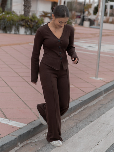 KOMPLET z dzianiny swetrowej dopasowana bluzka na guziki i szerokie spodnie brązowy X553