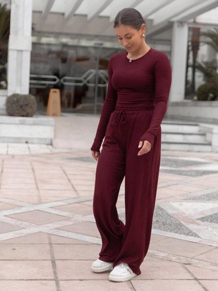 Codzienny KOMPLET bluzka bez dekoltu i luźne spodnie z gumką w pasie z prążkowanej dzianiny wiscoza i bawełna bordowy X559