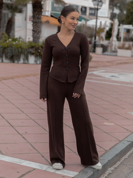 KOMPLET z dzianiny swetrowej dopasowana bluzka na guziki i szerokie spodnie brązowy X553