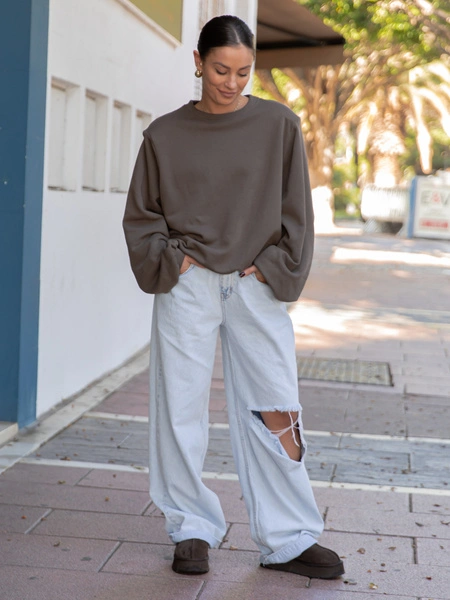 Oversizowa bawełniana BLUZA z drapanego dresu z poduszkami na ramionach dark mokka X469 k01