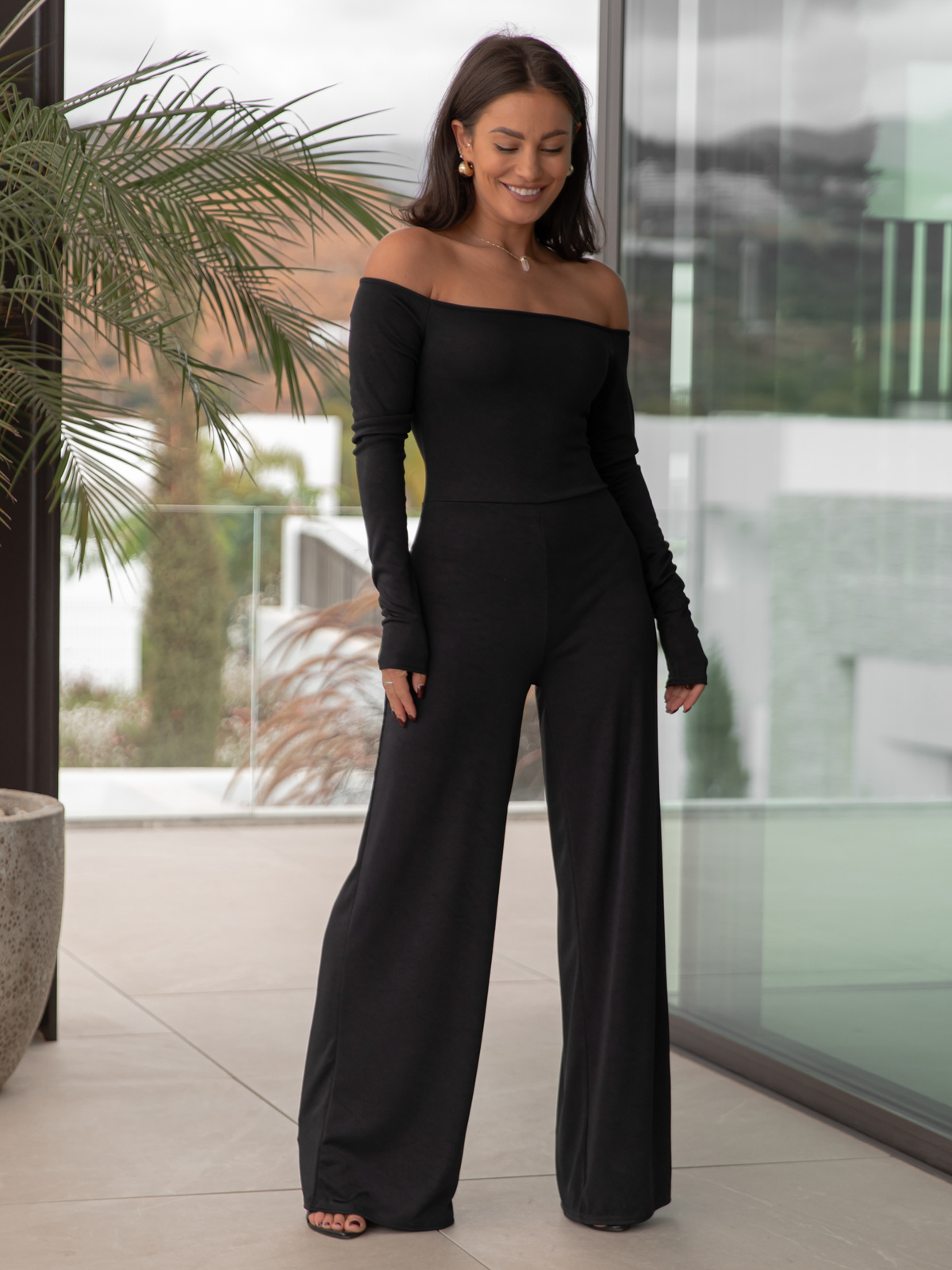 Elegancki KOMBINEZON opuszczany na ramiona z szerokimi spodniami czarny X454