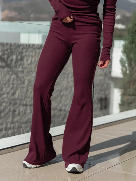 Bawełniane dopasowane SPODNIE z szerokimi nogawkami z dzianiny prążkowanej śliwkowe X466