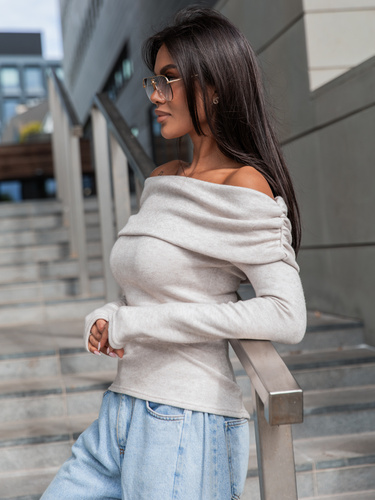 Dopasowany codzienny SWETER o klasycznym splocie opuszczany na ramiona beżowy X411