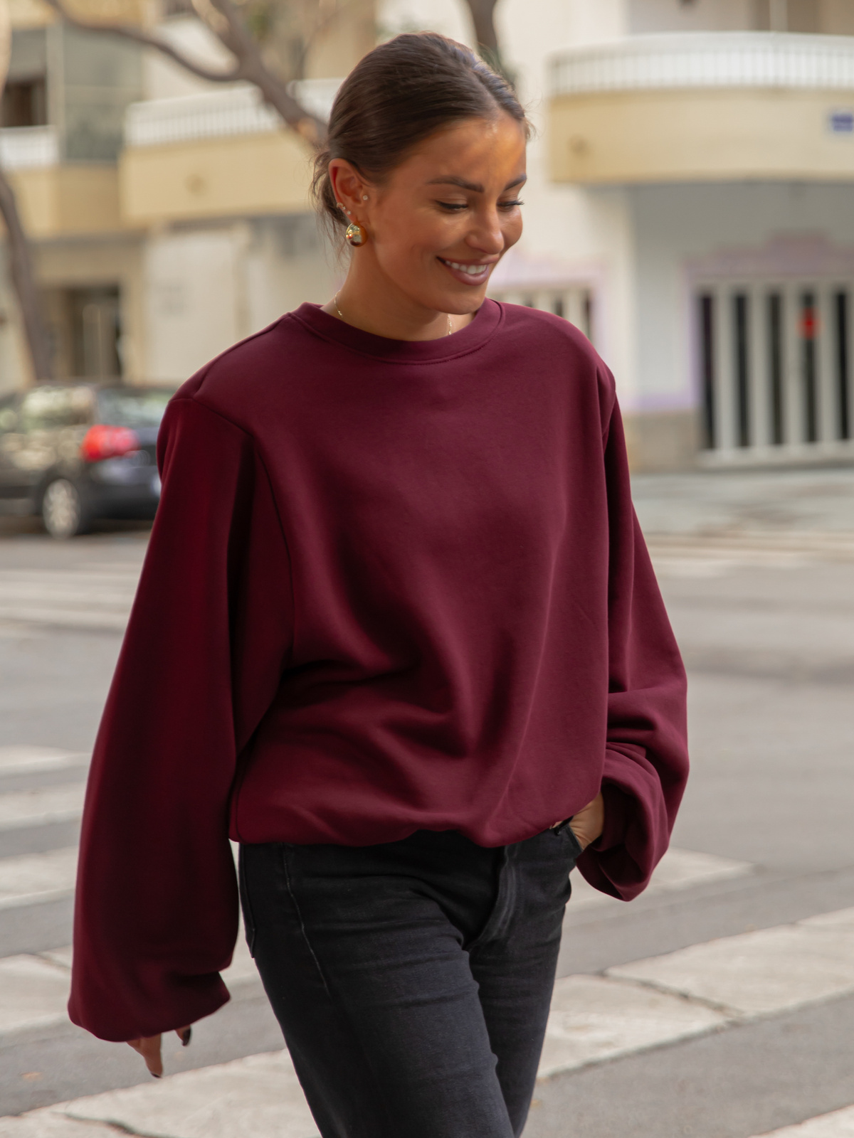 Oversizowa bawełniana BLUZA z drapanego dresu z poduszkami na ramionach bordowa X469