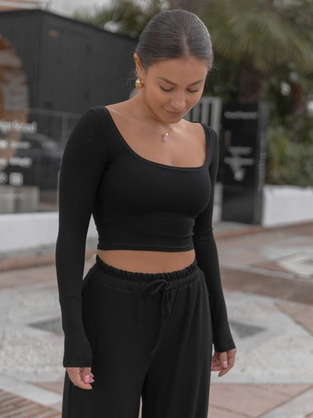 Codzienny KOMPLET krótka bluzka z kwadratowym dekoltem i luźne spodnie z gumką w pasie z prążkowanej dzianiny wiscoza i bawełna czarny X558