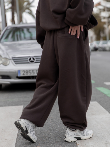Spodnie o kroju barrel najmodniejsze bawełniane dresowe czekoladowe X561