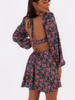 Zwiewna sukienka o długości mini z wycięciem w talii w pomarańczowe kwiatki c175 k01