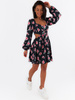 Zwiewna sukienka o długości mini z wycięciem w talii czarna w róże c175 k01