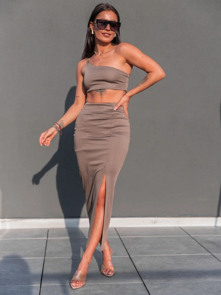 Elegancki KOMPLET dopasowany krótki asymetryczny top na ramkach ze złotymi koralikami i maxi spódnica z rozporkiem coffee E326 k01