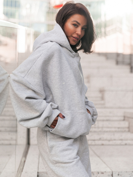 Bawełniana BLUZA z drapanego dresu z kapturem na stójce z kieszeniami kangurka szary melanż E1