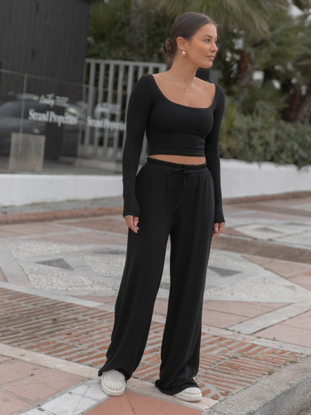 Codzienny KOMPLET krótka bluzka z kwadratowym dekoltem i luźne spodnie z gumką w pasie z prążkowanej dzianiny wiscoza i bawełna czarny X558