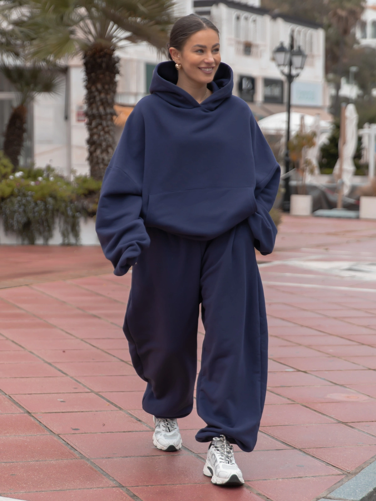 Spodnie o kroju barrel najmodniejsze bawełniane dresowe navy blue X561