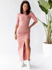 Bawełniana sukienka maxi z rozporkiem z prążkowanej dzianiny brudny róż D142 k01