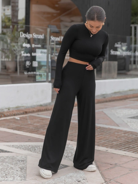 Codzienny KOMPLET krótka bluzka bez dekoltu i dopasowane spodnie z szerokimi nogawkami z prążkowanej dzianiny wiscoza i bawełna czarny X552